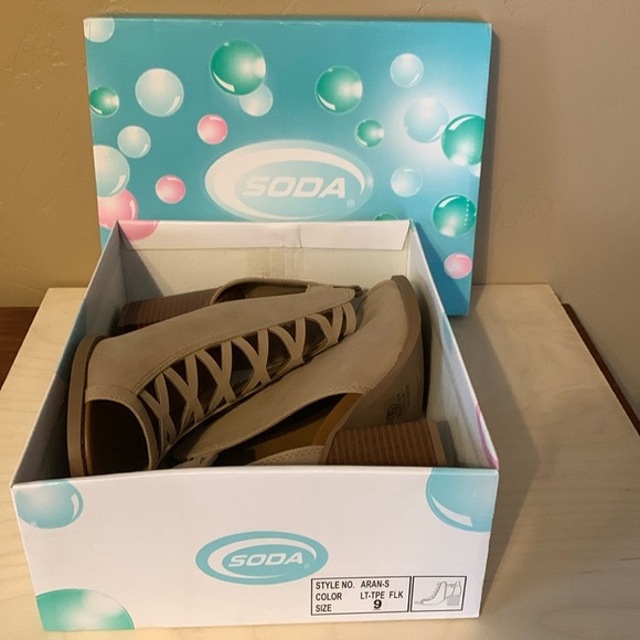 SODA Aran-s lt-taupe size 9 open toe chunky heel shoes - Picture 6 of 11